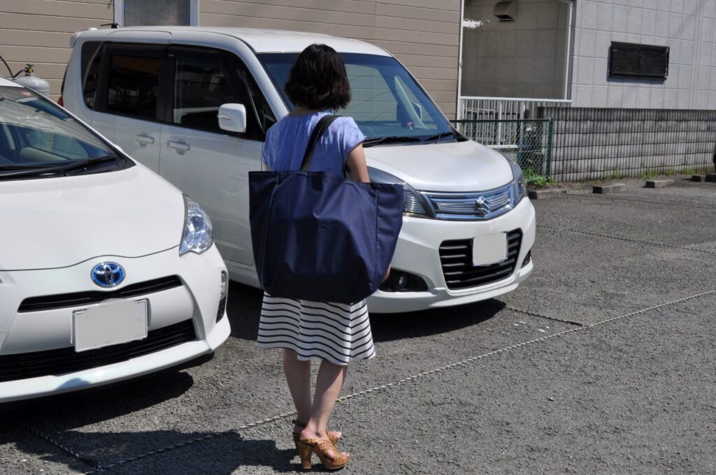 注水型のぼり立て台収納バッグを持ち運ぶ